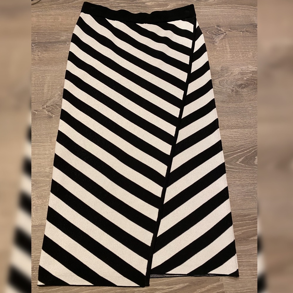 Striped sweater NY&C skirt 🖤🤍